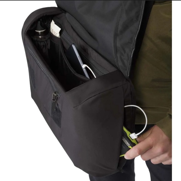 Arc’teryx black messenger bag - Picture 4 of 11
